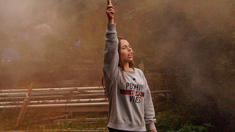 Jeune fille qui recrée une invocation magique avec sa baguette pour le séjour linguistique Harry Potter