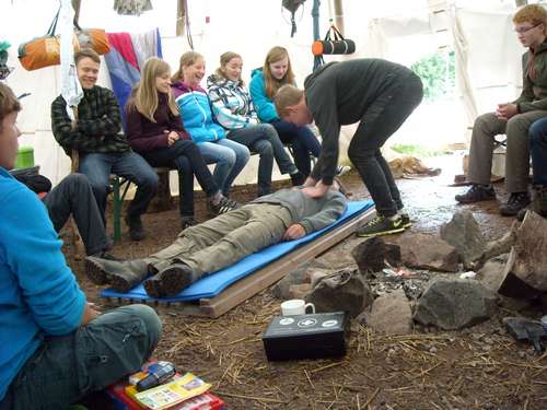 Kinder beim erste Hilfe Kurs im Ferienlager Suhl