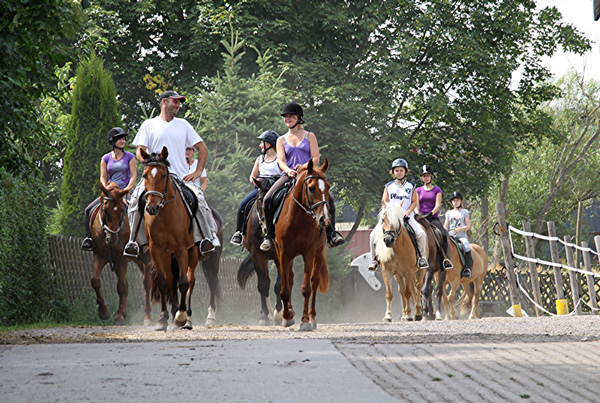 Jugendliche reiten auf Pferden