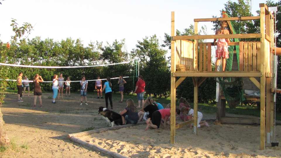 Die Teilnehmerinnen spielen im Sommercamp Volleyball