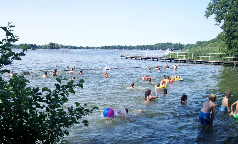 Kinder baden am gesicherten Ufer des Hölzerner Sees