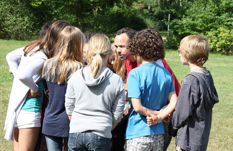 Eine Gruppe des Englisch Camps Hannover spielt zusammen