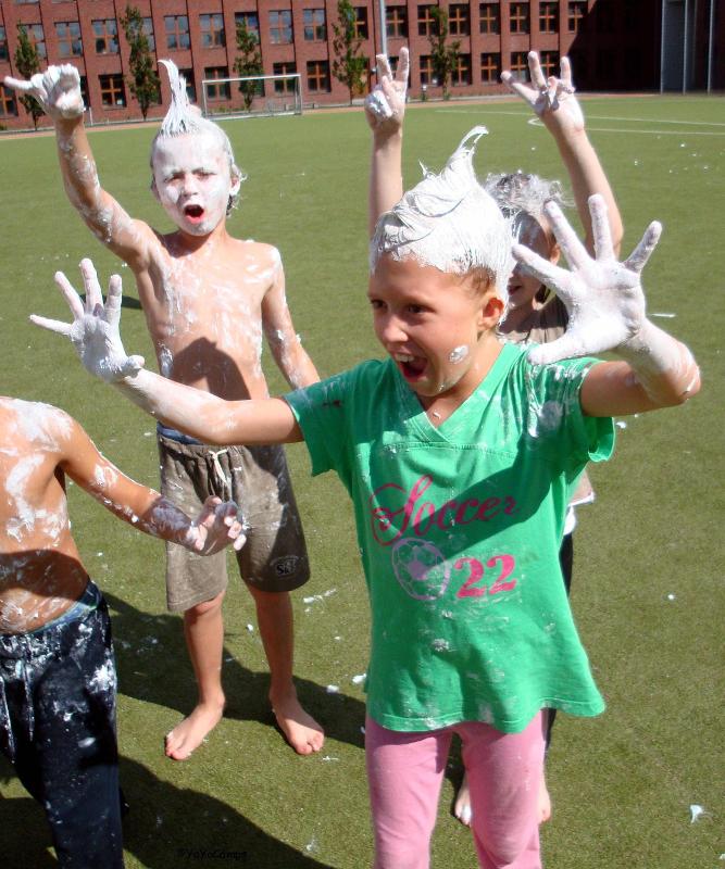 Kinder eines Feriensprachkurses machen eine Schaumschlacht