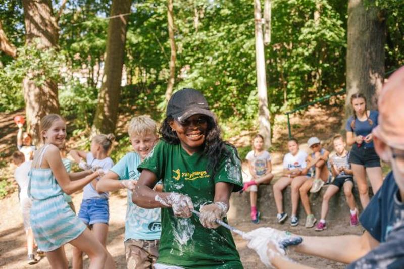 Kinder eines Feriensprachkurses machen eine Wasserschlacht
