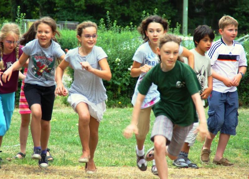 Kinder eines Englisch Camps Berlin machen ein Wettrennen