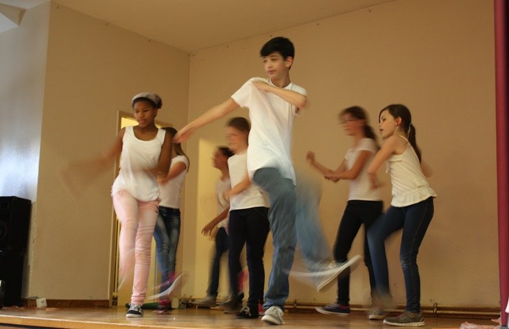 Kinder beim Tanzen im Englischcamp