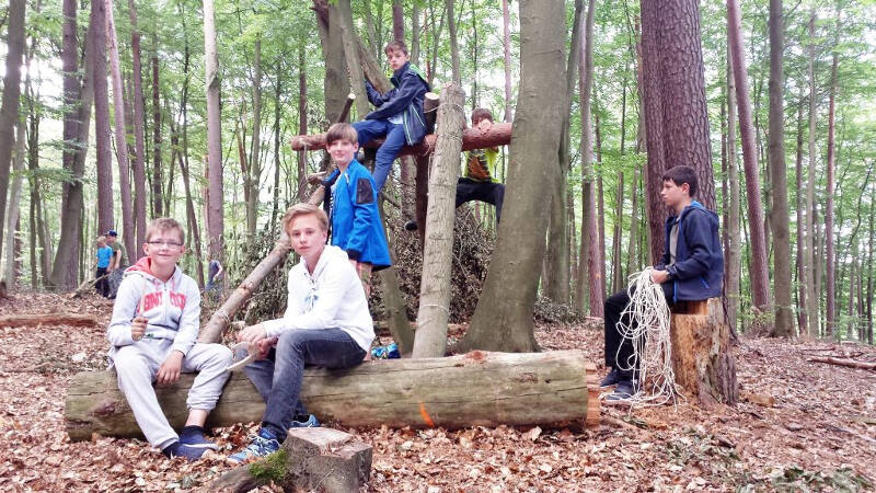 Im Sportlager spielen die Jungs im Wald