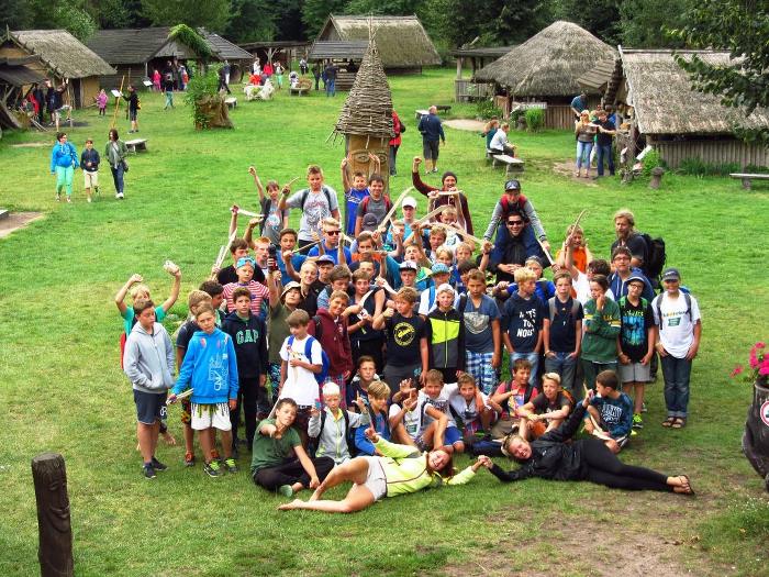 Die Gruppe des Angel-Camps hat sich auf der zentralen Wiese versammelt