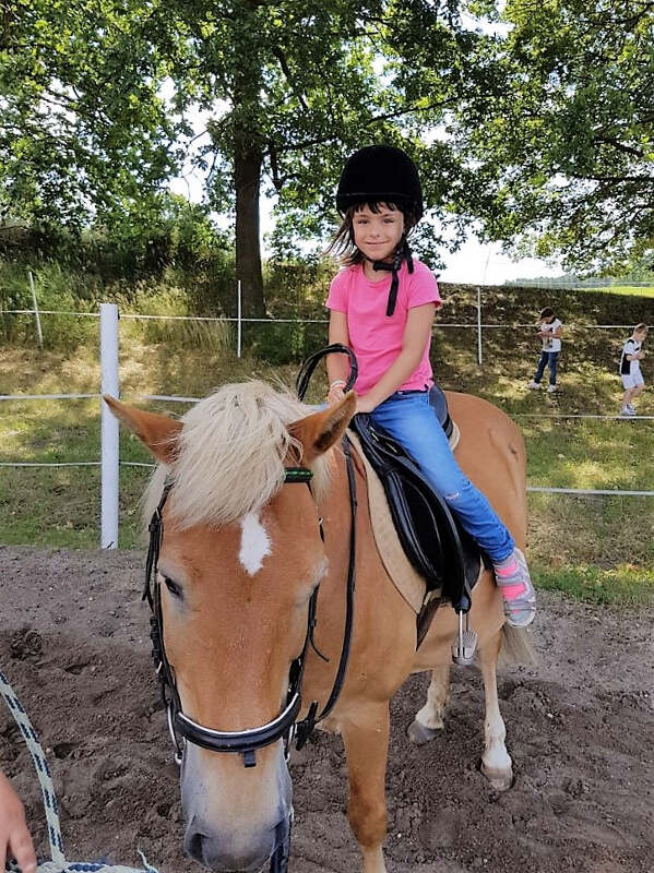 Junge Reiterin auf einem Pony