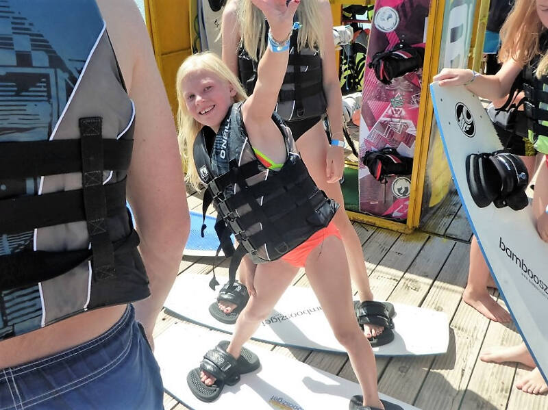 Eine Teilnehmerin eines Ferienlagers Balaton fährt Wakeboard