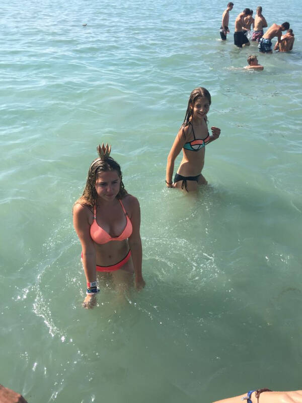 Jugendliche einer Jugendreise Balaton sind im Wasser
