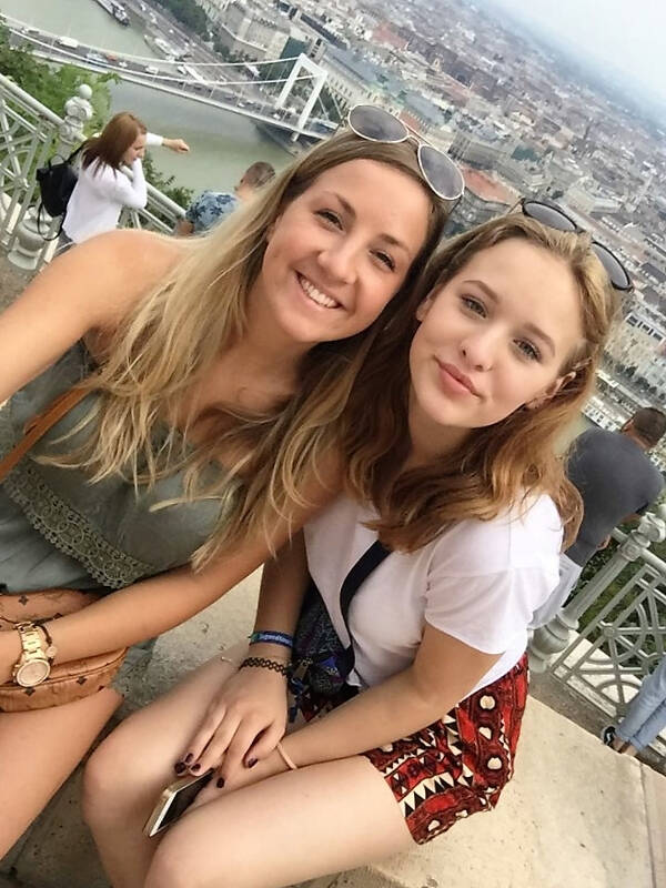 Zwei Mädchen eines Ferienlagers Jugendreise Balaton machen ein Selfie