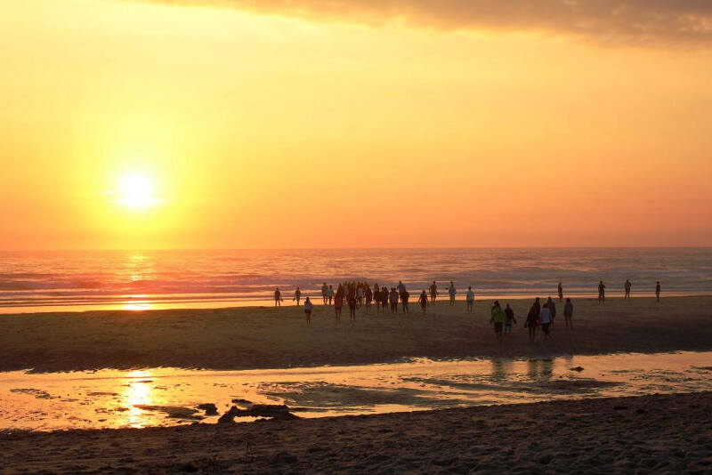 Am Strand bei Sprachferien Französisch geht die Sonne unter.