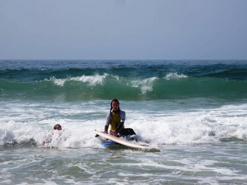 Zwei Surferinnen probieren sich in den Wellen im Surf-Camp