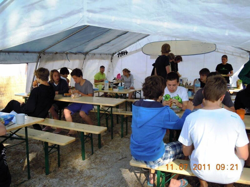 Kinder einer bei Französisch Sprachferien essen zusammen.