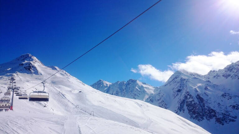 Ausblick auf Skipiste und Berge ums Defereggental