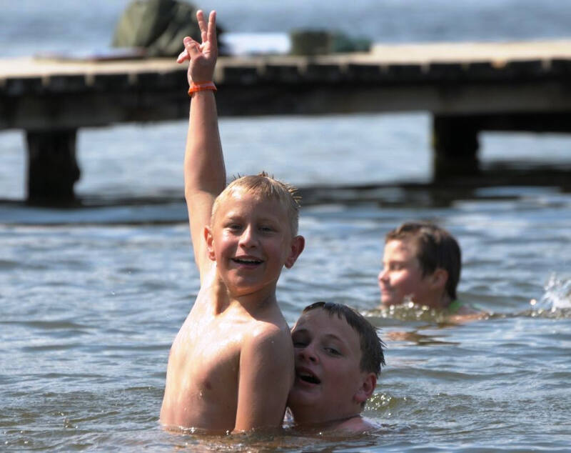 Zwei Jungs baden im Wasser