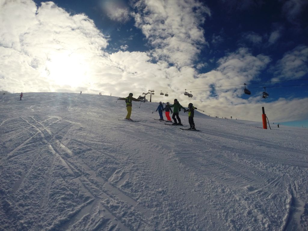 Mehrere Schüler der Winterferien Essen verbringen ihre Ferien auf der Piste mit den Skiern unter den Füßen
