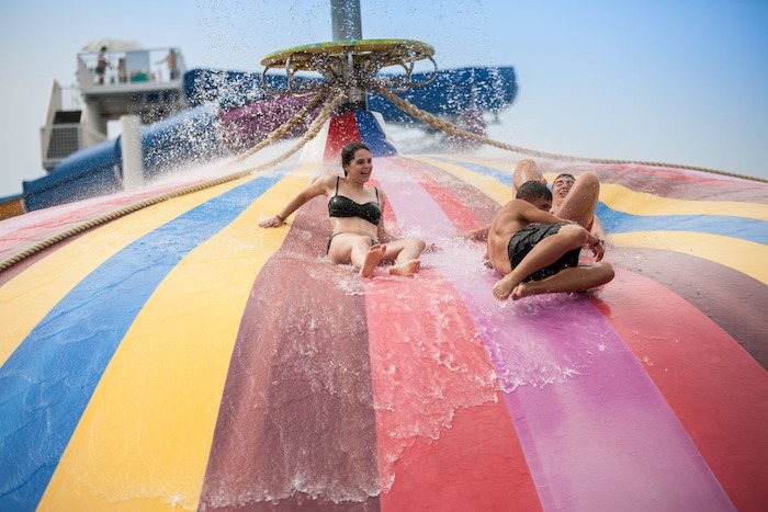 Jugendliche genießen den Wasserpark auf Jugendreise Rimini