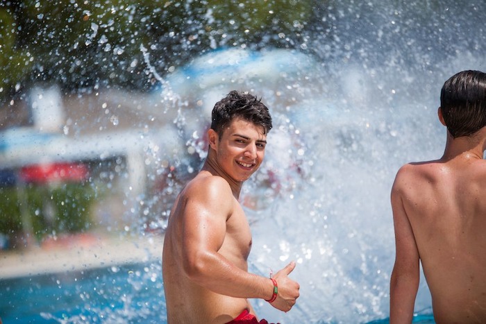 Junge zeigt Daumen hoch im Aquapark