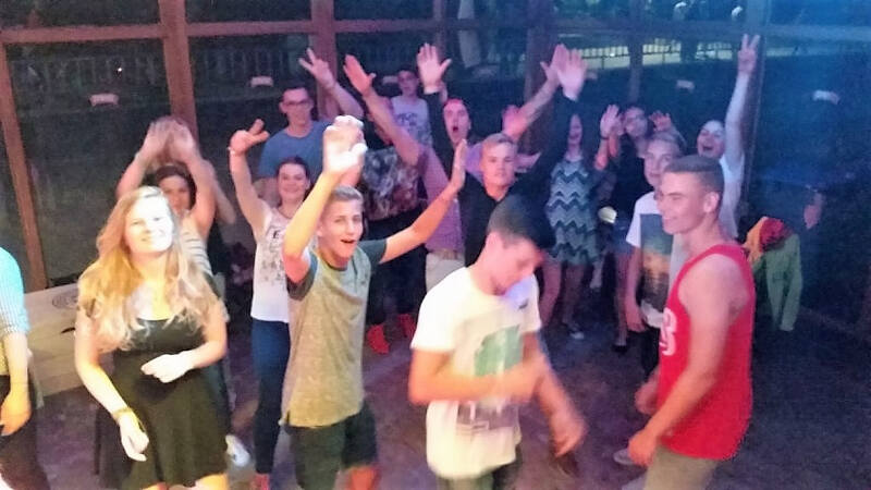 Die Jugendlichen der Jugendreisen 2 Wochen tanzen auf einer Party
