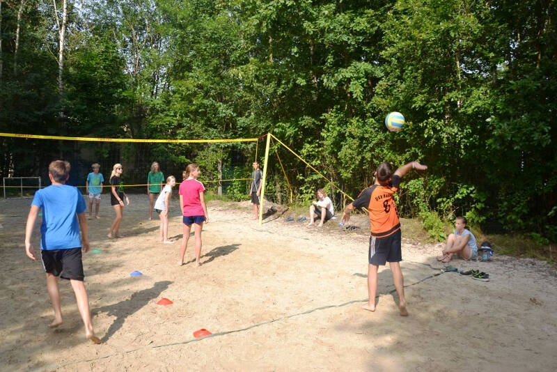 Kinder spielen im Ferienlager Gera gemeinsam Volleyball