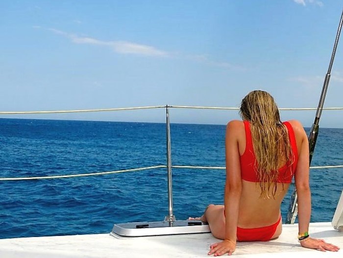 Mädchen schaut bei ihrer Jugendreise Lloret de Mar aufs Wasser.