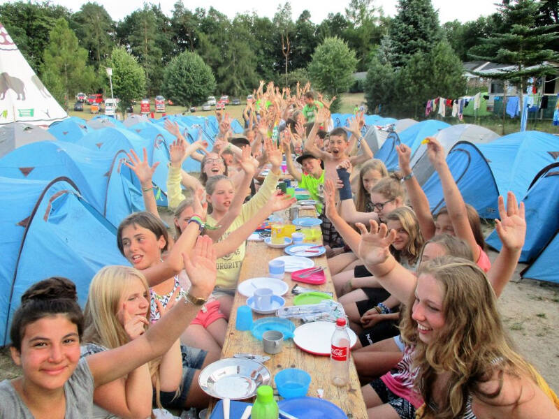 Kinder eines Game-Camps essen zusammen.