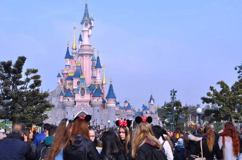 Blick auf das rosa Disney-Schloss