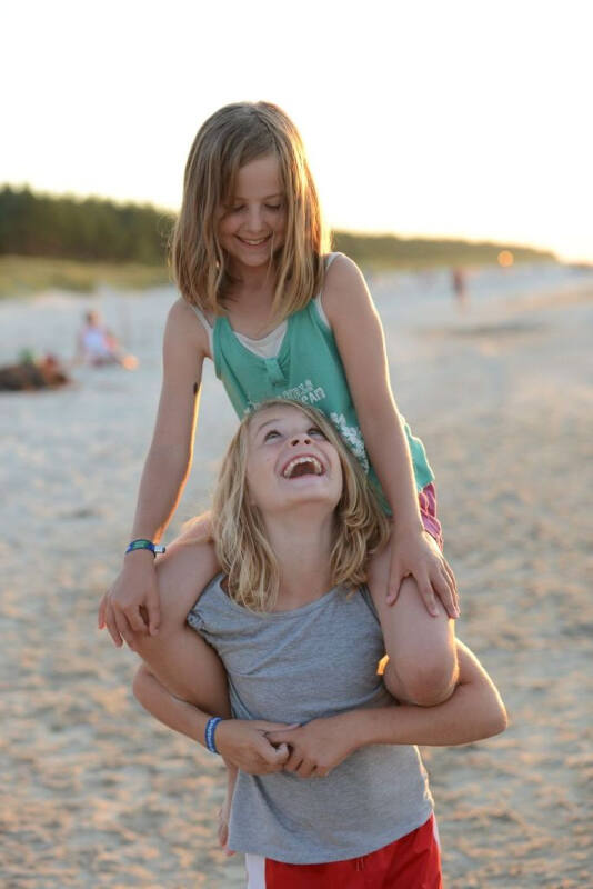 Teilnehmerinnen von Reiterferien am Meer für Kinder am Strand