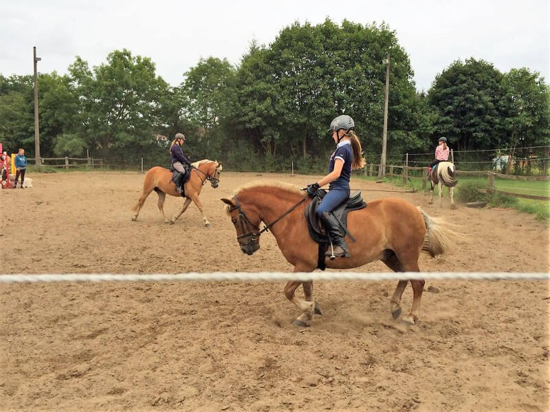 Kinder der Osterferien Dresden reiten auf Pferden