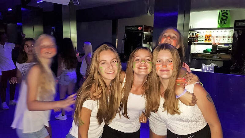 Drei Mädchen aus dem Teensclub auf der Party