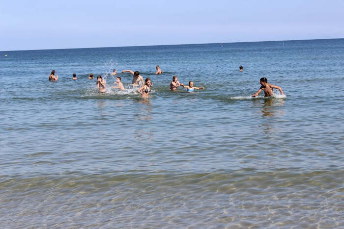 Gruppe Kinder spielt im Ferienlager Rügen
