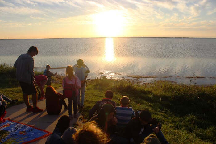 Die Schüler lassen auf ihrer Jugendreise Deutschland 2025 den Abend bei einem schönen Sonnenuntergang an der Ostseeküste ausklingen