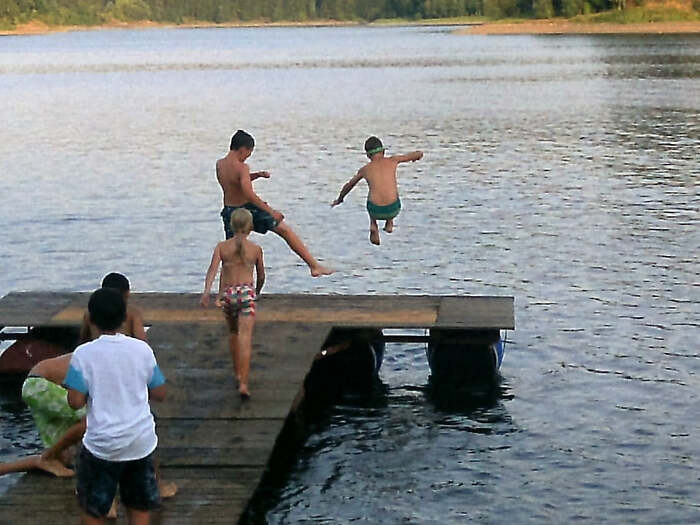 Die Gruppe der Feriencamps Partschefeld machen einen Ausflug an den See. 
