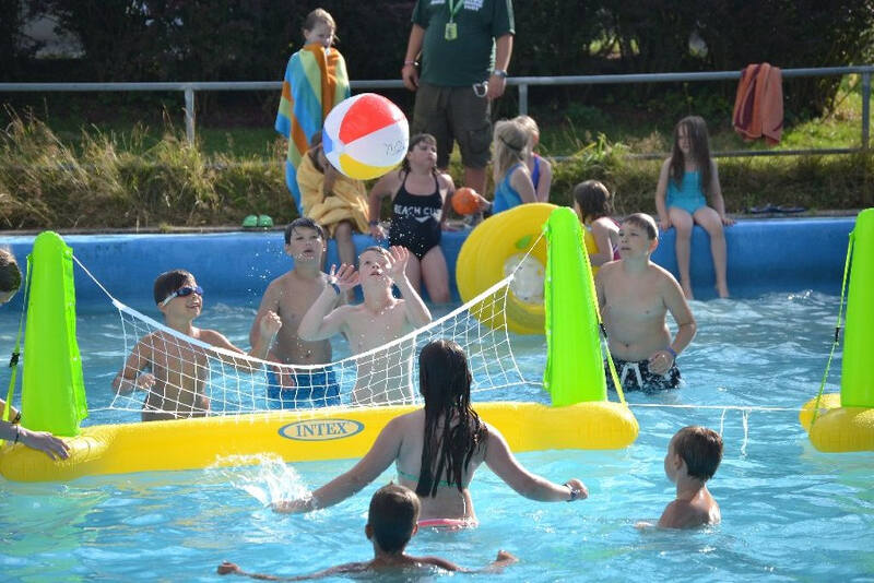 Kindergruppe spielt Wasserball