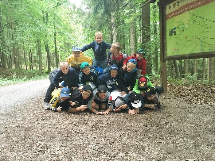 Eine Kindergruppe ist im Wald in den Ostercamps Ostdeutschland 