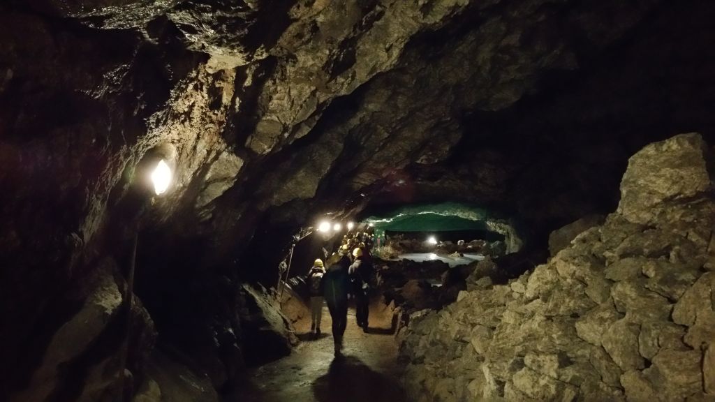 Die Kids erkunden eine Grotte