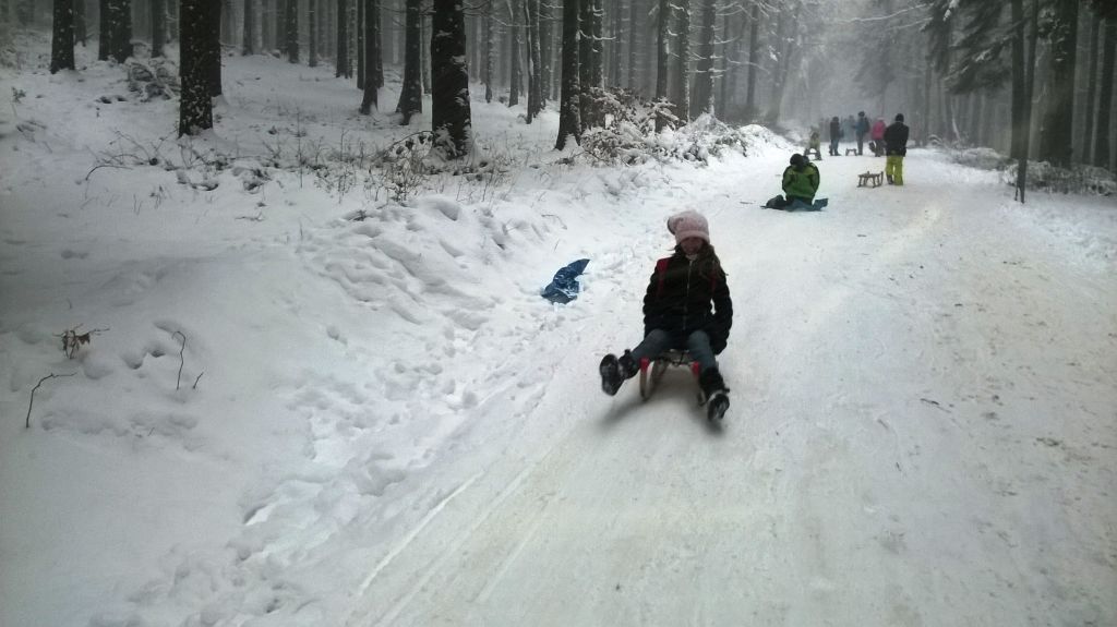 Ein Mädchen beim Rodeln im Feriencamp Harz