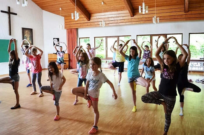 Kinder lernen in einer Gruppe im Musical Feriencamp Tanzschritte
