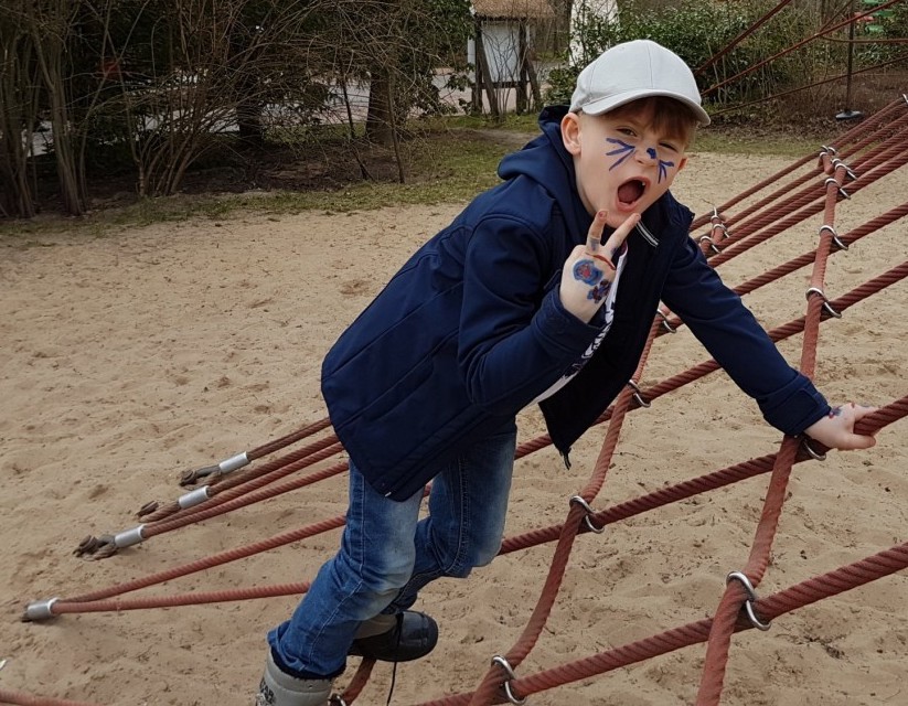 Junge auf einem Klettergerüst im Ferienlager Arendsee
