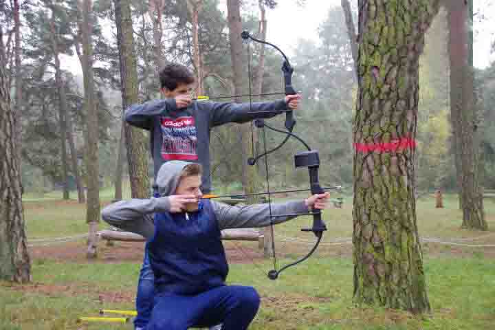 Die Teilnehmer im Feriencamp Harz beim Bogenschießen