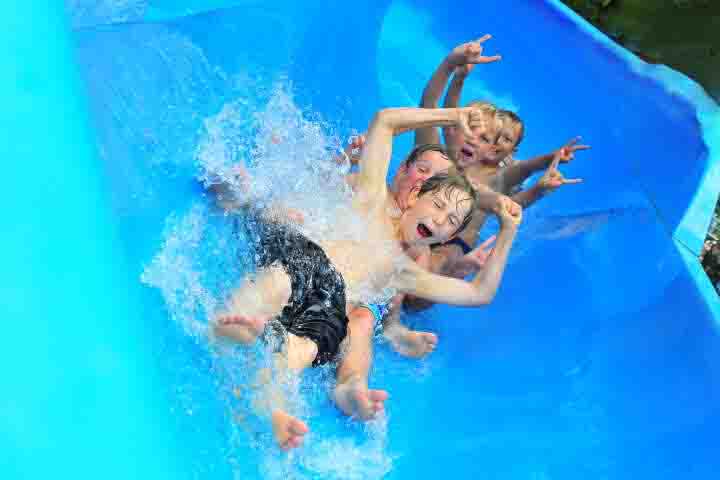 Spaß auf der Wasserrutsche im Sommerferienlager Arendsee