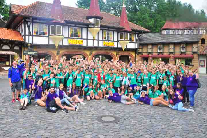 Kindergruppe posiert vor den Toren des Heidepark Soltaus