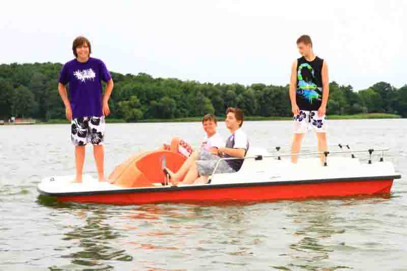 Jungs beim Tretbootfahren im Sommerferienlager am Arendsee
