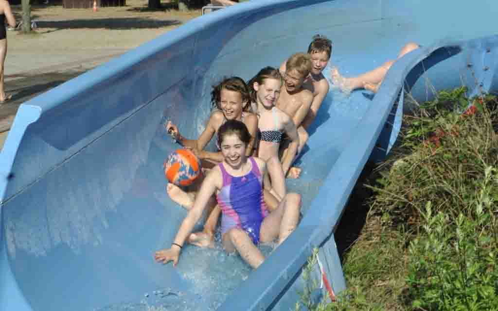 Spaß in der Wasserrutsche im Sommerferienlager am Arendsee