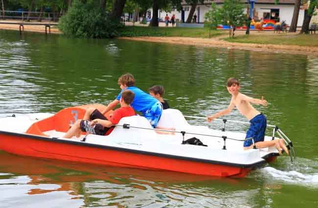 Tretboot fahren im Sommerferienlager am Arendsee