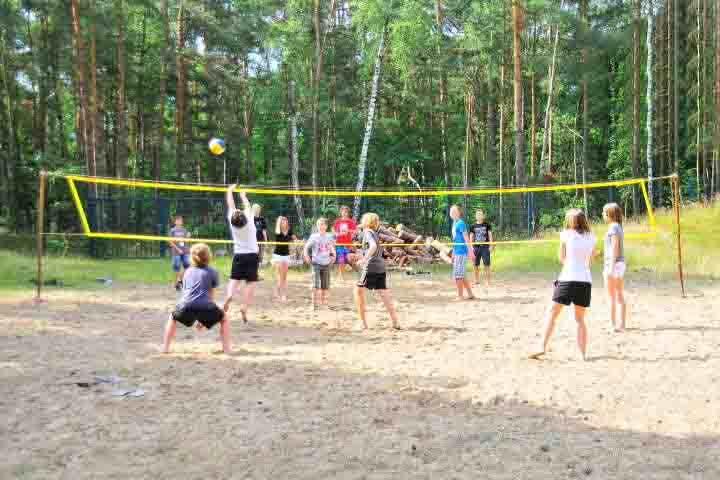 Beachvolleyball spielen im Sommerferienlager am Arendsee