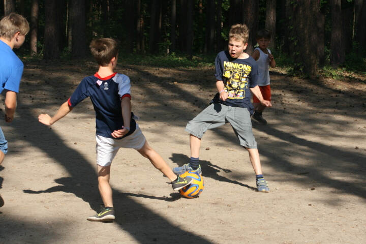 Fußball spielen im Ferienlager Moritzburg in Sachsen-Anhalt