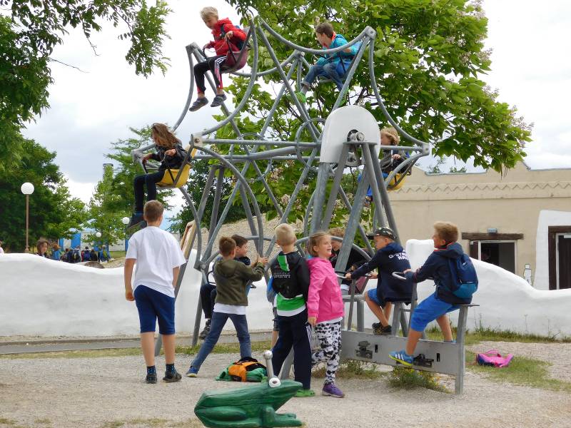 Klettern auf dem Spielplatz im Angelcamp Friedrichsee